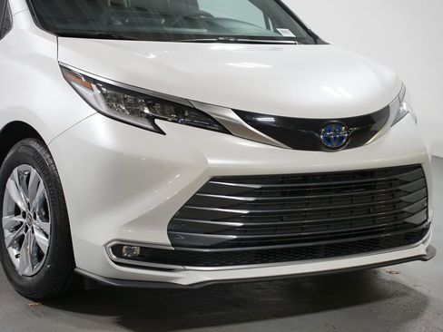 Used 2025 Toyota Sienna Limited image 4