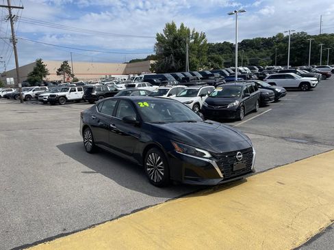 Used 2024 Nissan Altima 2.5 SV FWD image 6