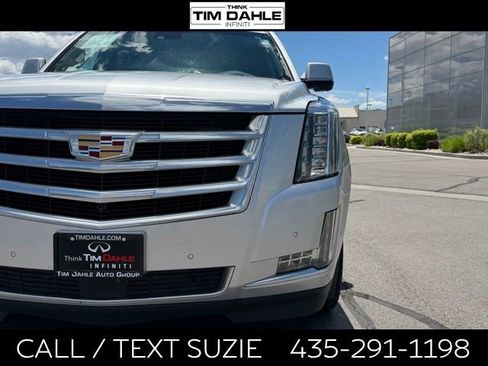 Used 2019 Cadillac Escalade Premium Luxury AWD/4WD image 5