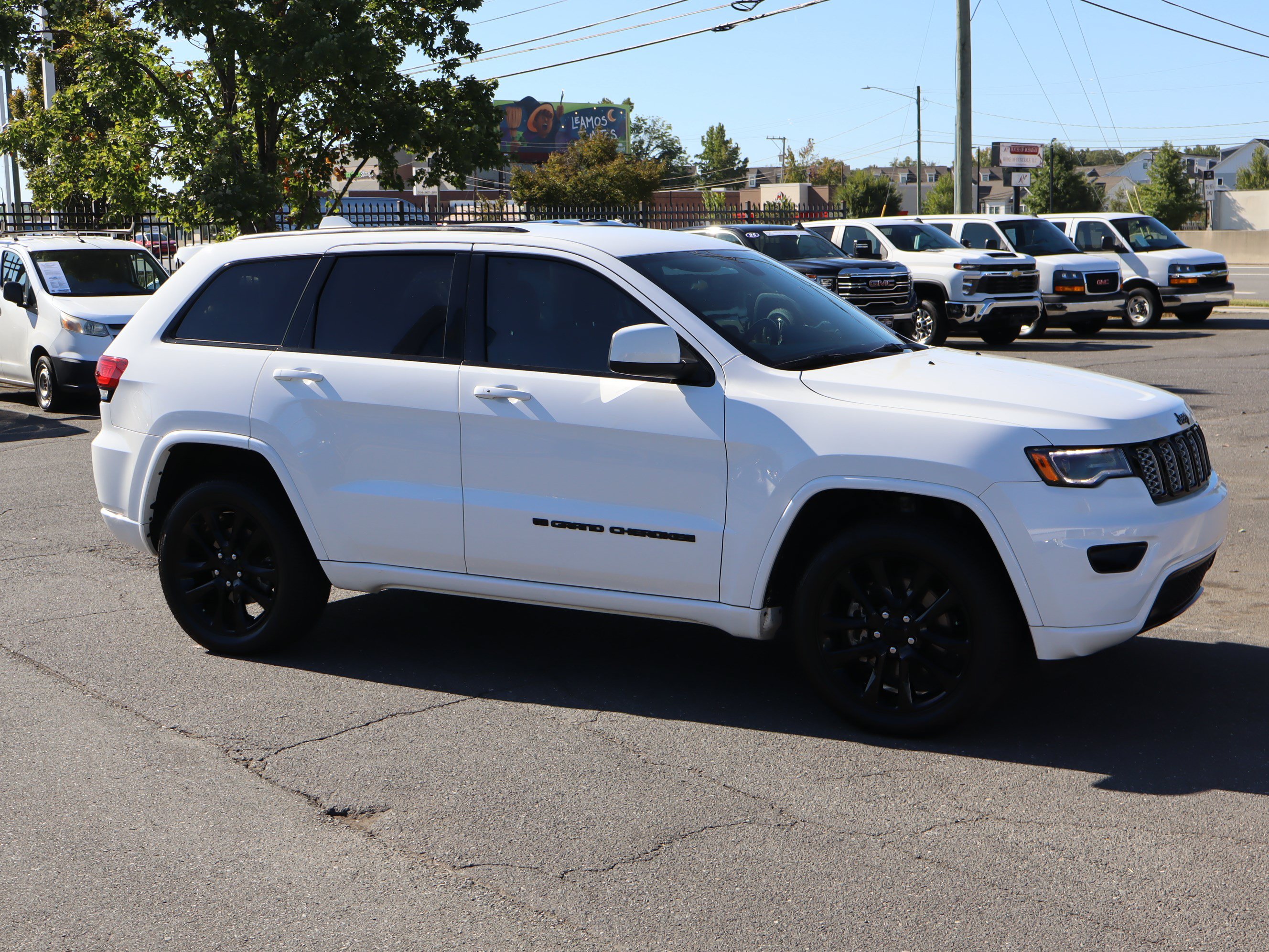 Used 2022 Jeep Grand Cherokee Laredo X AWD/4WD image 2