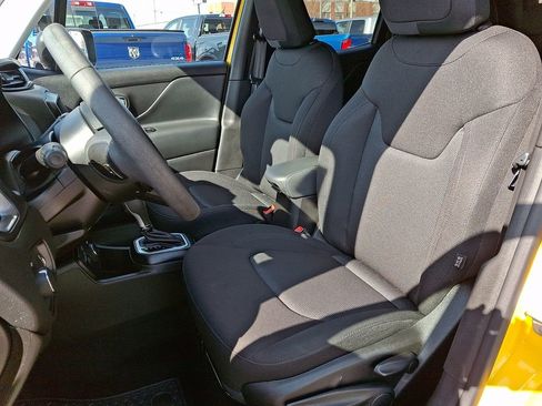 Used 2023 Jeep Renegade Latitude AWD/4WD image 16