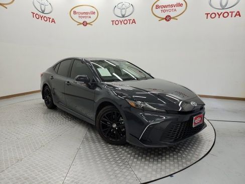 Used 2025 Toyota Camry SE image 1