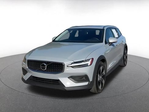 Used 2025 Volvo V60 B5 Cross Country Plus image 4