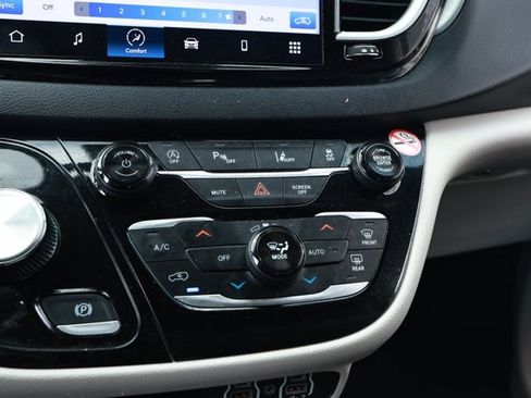 Used 2024 Chrysler Pacifica Touring-L FWD image 18