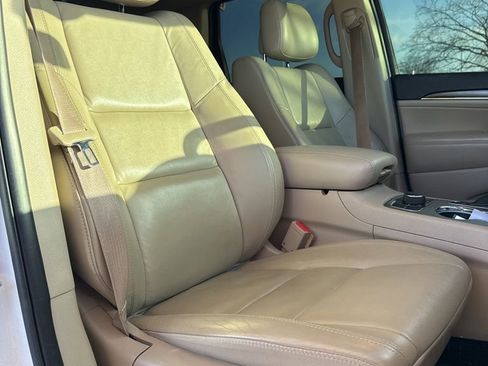 Used 2017 Jeep Grand Cherokee Limited image 31