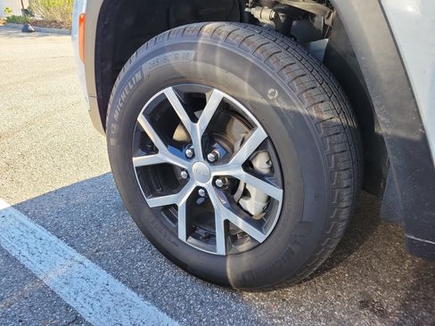 Used 2025 Jeep Grand Cherokee Limited w/ Luxury Tech Group II image 29