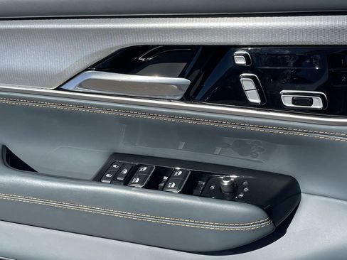 Used 2022 Jeep Grand Wagoneer Series III w/ Flexible Seating Group image 20