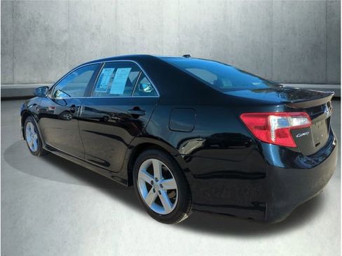 Used 2014 Toyota Camry SE image 3
