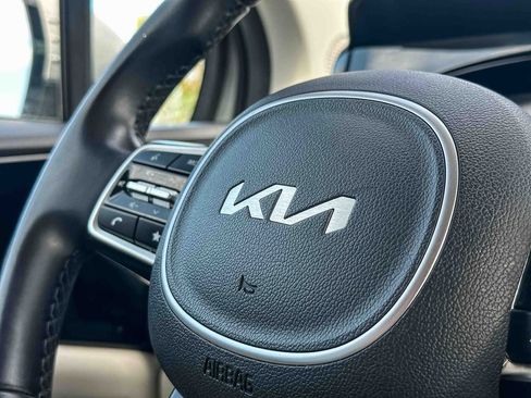 Used 2022 Kia Carnival EX FWD image 30