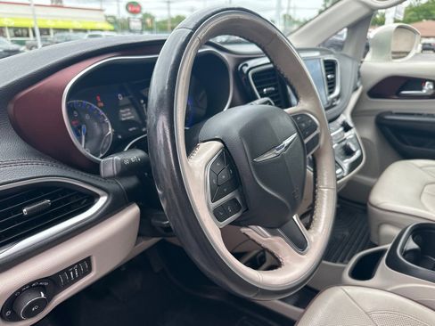 Used 2020 Chrysler Pacifica Limited FWD image 25