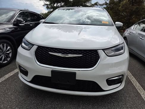 Used 2023 Chrysler Pacifica Touring-L FWD image 2