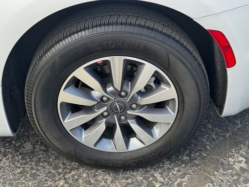 Certified 2024 Chrysler Pacifica Select image 11