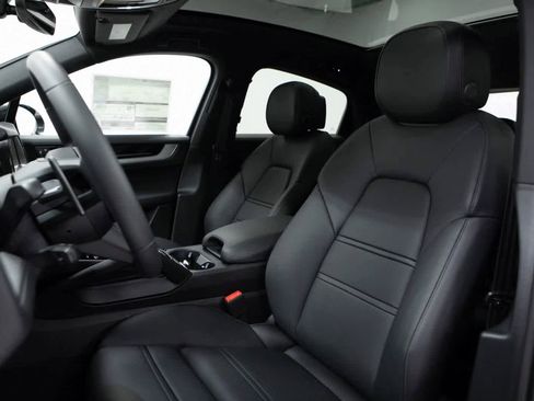 Certified 2025 Porsche Cayenne image 5