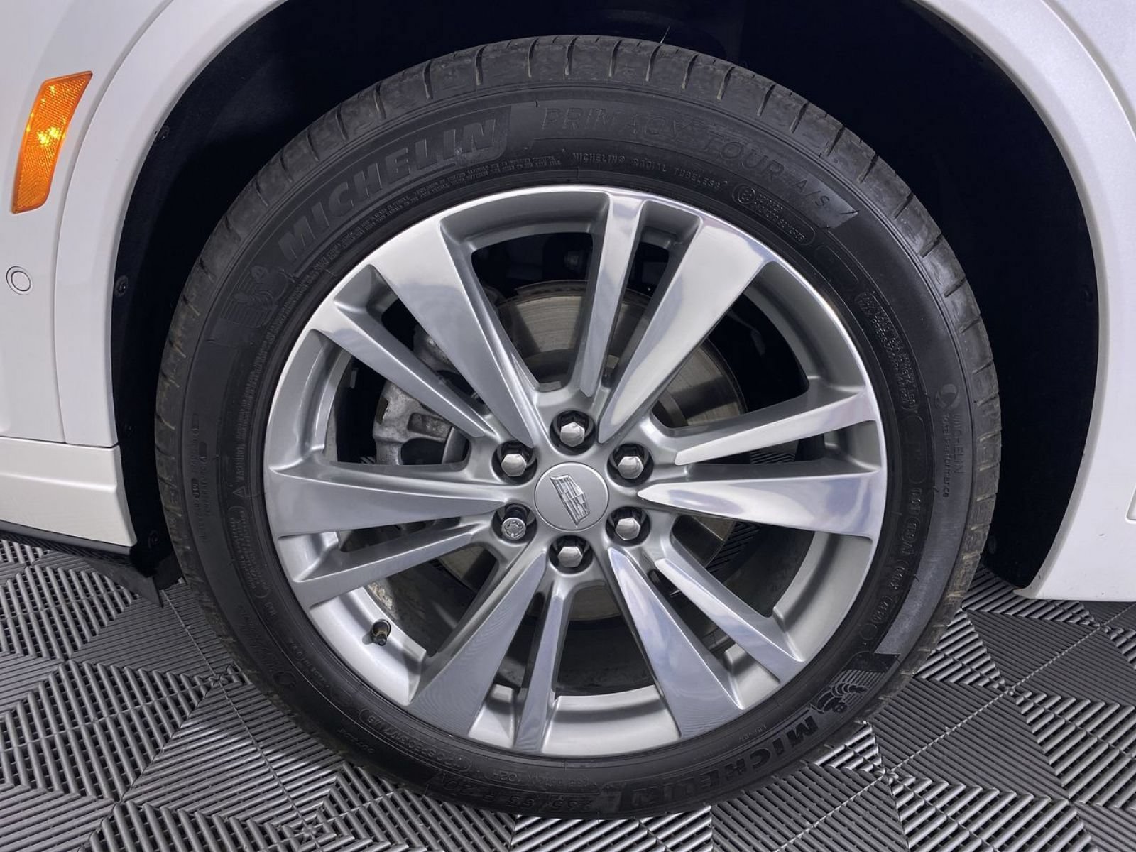 Certified 2024 Cadillac XT6 Premium Luxury w/ Technology Package AWD/4WD image 17