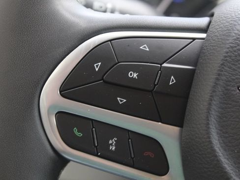 Used 2024 Chrysler Pacifica Touring-L FWD image 25