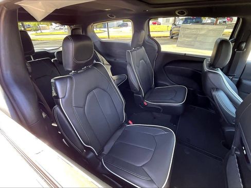 New 2026 Chrysler Pacifica Limited image 21