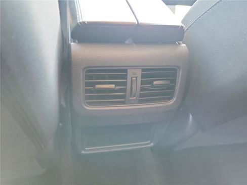 Used 2024 Nissan Rogue S FWD image 11