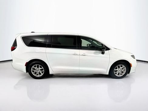 Used 2025 Chrysler Pacifica Select FWD image 4
