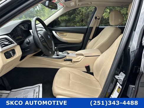 Used 2018 BMW 320i Sedan w/ Premium Package image 11