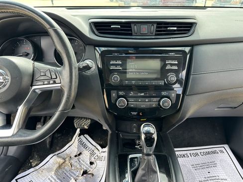 Used 2017 Nissan Rogue SV image 19