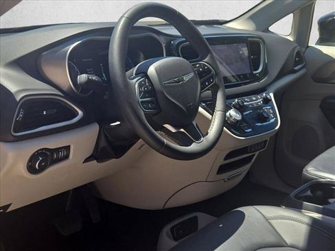 Used 2024 Chrysler Pacifica Touring-L FWD image 9