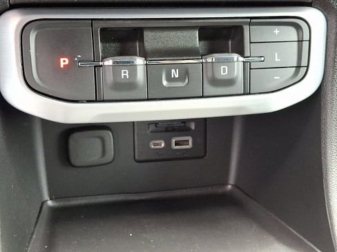 Used 2023 GMC Acadia SLT image 16