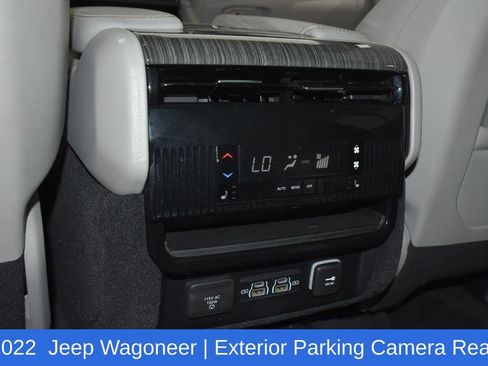 Used 2022 Jeep Wagoneer Series III w/ Premium Group I AWD/4WD image 28