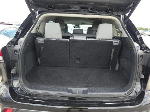 Used 2023 Toyota Highlander Limited FWD image 9