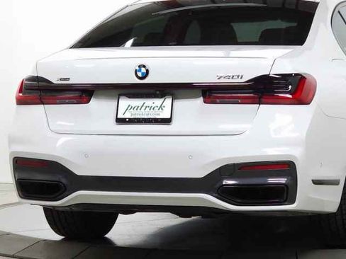 Used 2022 BMW 740i xDrive w/ M Sport Package image 11