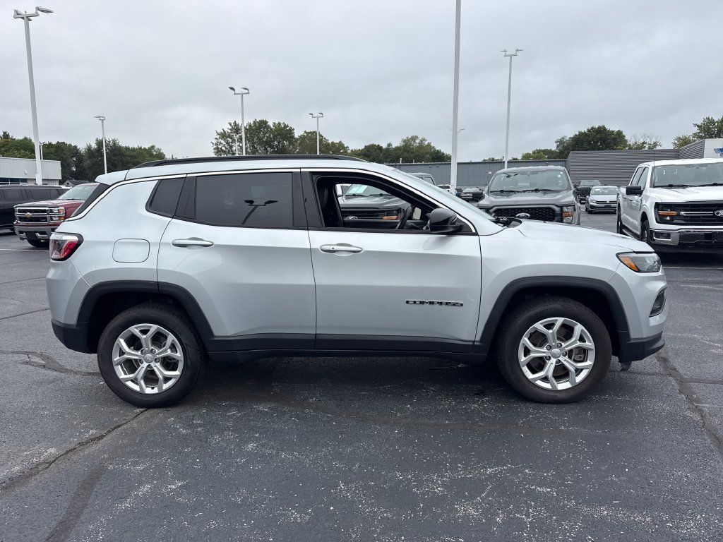 Used 2024 Jeep Compass Latitude AWD/4WD image 6