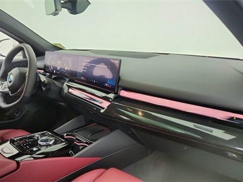 Used 2025 BMW 540i xDrive image 22