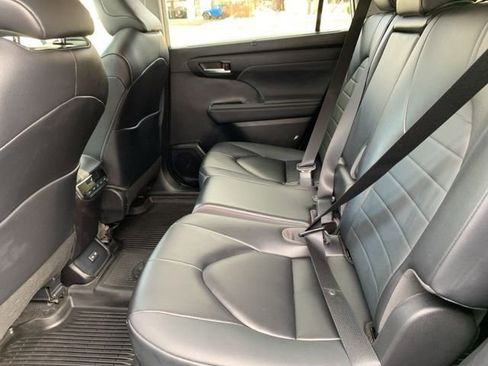 Used 2023 Toyota Highlander XLE image 30