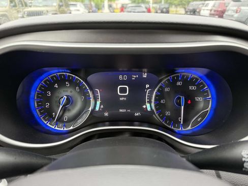 Used 2024 Chrysler Pacifica Touring-L FWD image 25