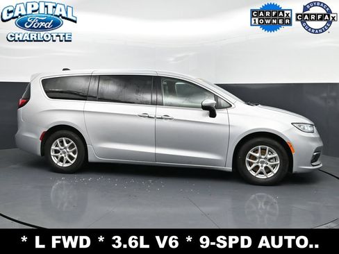 Used 2023 Chrysler Pacifica Touring-L FWD image 26