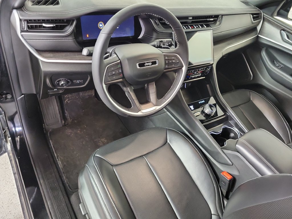 Used 2025 Jeep Grand Cherokee Limited w/ Luxury Tech Group II AWD/4WD image 11