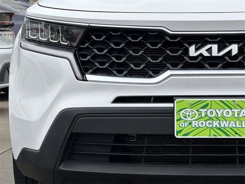Used 2023 Kia Sorento LX image 7