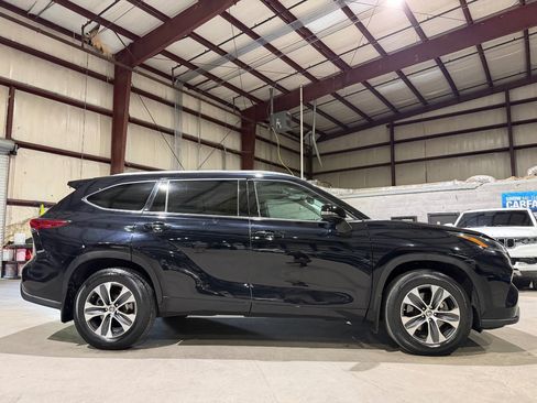 Used 2021 Toyota Highlander XLE AWD/4WD image 4