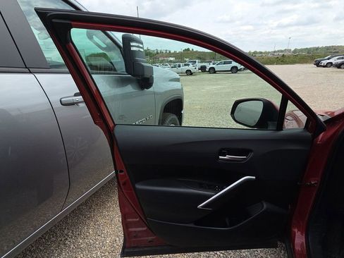 Used 2022 Toyota Corolla Cross XLE w/ Convenience Package image 7