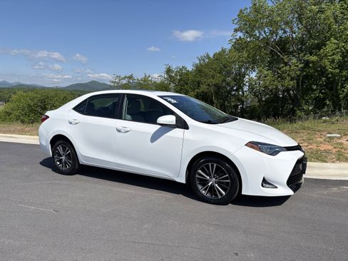 Used 2018 Toyota Corolla LE w/ LE Premium Package w/Moonroof FWD image 7