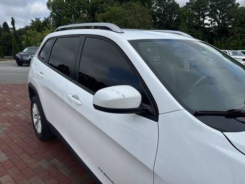 Used 2021 Jeep Cherokee Latitude FWD image 18