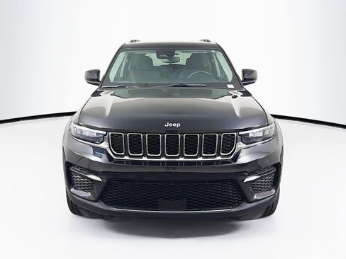 Used 2023 Jeep Grand Cherokee Laredo RWD image 2