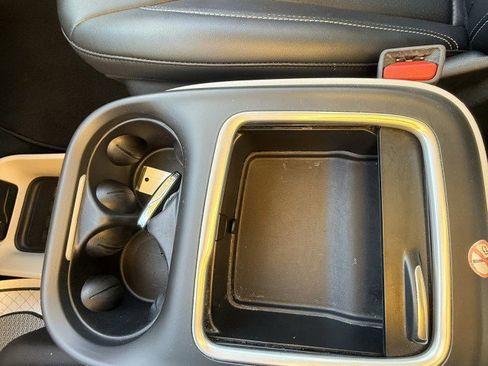 Used 2024 Chrysler Pacifica Touring-L FWD image 26