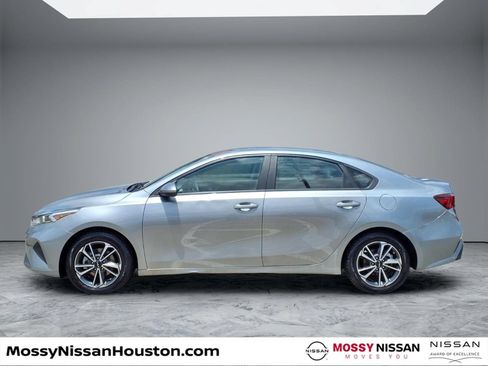 Used 2022 Kia Forte LXS FWD image 5