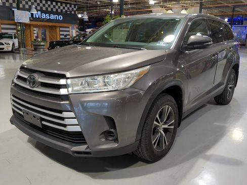Used 2019 Toyota Highlander LE image 1