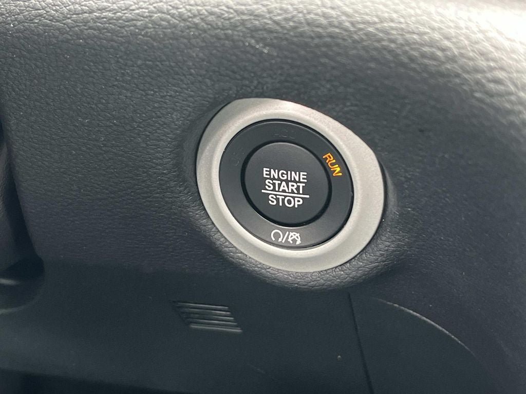 Used 2025 Chrysler Pacifica Limited FWD image 14