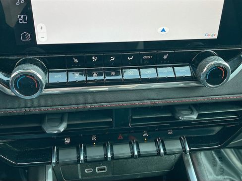 Used 2024 Chevrolet Colorado Z71 w/ Z71 Convenience Package 2 image 16