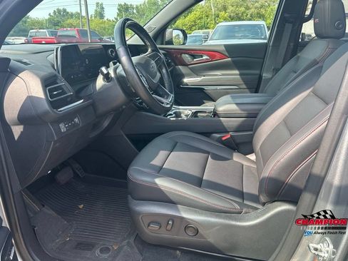 Used 2025 Chevrolet Traverse Z71 w/ Enhanced Driving Package AWD/4WD image 13