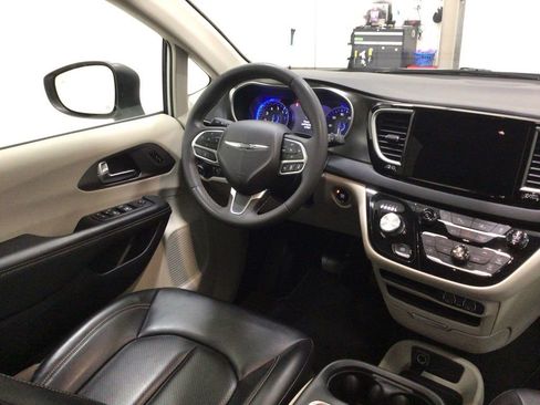Used 2023 Chrysler Pacifica Touring-L FWD image 15
