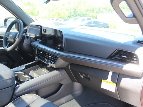 New 2026 Chevrolet Suburban Premier AWD/4WD image 15
