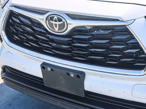 Used 2023 Toyota Highlander Limited FWD image 7